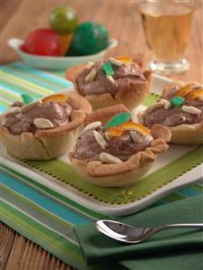 Tartaletas con chocolate y frutas confitadas. Receta disponible.
