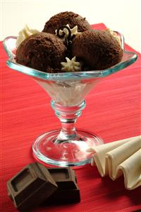 Copa con tres bolas de helado de chocolate. Receta por encargo.