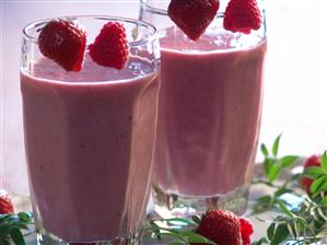 Batido de yogur, fresones y frambuesas. Receta disponible.
