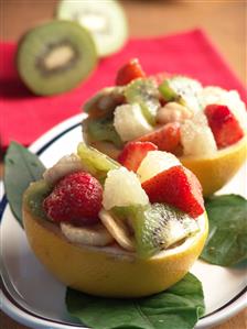 Pomelo con ensalada de frutas. Receta disponible.
