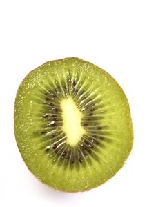 Corte de kiwi, fruta con grandes cantidades de vitamina C.