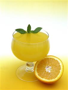 Copa con zumo de naranja.