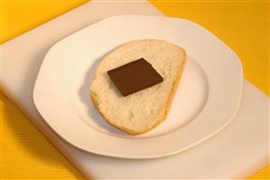 Rebanada de pan con chocolate.