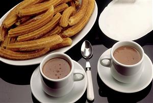 Cocina madrileña. Chocolate con churros. Receta disponible.