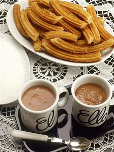 Chocolate con churros. Cocina madrileña. Receta disponible. 