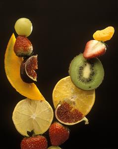 Pinchos con trozos de frutas diversas.