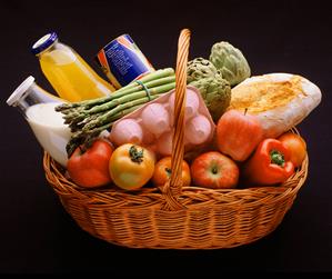 Bodegon de productos diversos: cesta de la compra con verduras, frutas, pan, huevos, leche, etc.