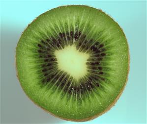 Kiwi cortado por la mitad.                       
