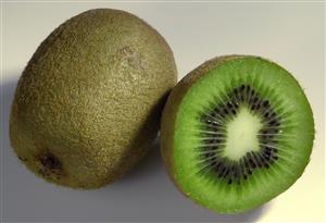 Kiwi entero y otro cortado.                              