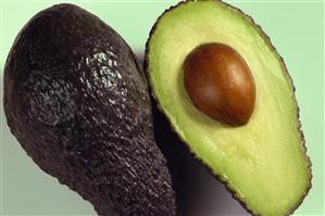 Aguacate entero y cortado.                            