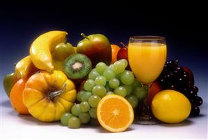 Bodegon de frutas: uvas, limon, platano, kiwi, zumo y calabaza. 
