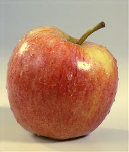 Manzana con gotas de agua.                            