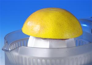 Exprimiendo pomelo. 