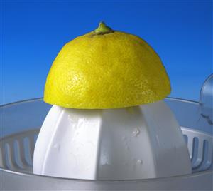 Exprimiendo un limon.              