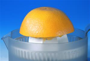 Exprimiendo una naranja.