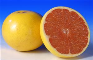 Pomelo abierto y otro entero. 