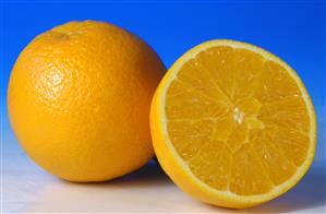 Naranja entera y otra cortada. 