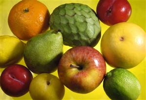 Diversas frutas: naranja, lima, limon, pera, ciruelas, manzana y chirimoya.