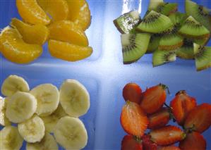 Futas troceadas: mandarina, kiwi, platano y fresas.                             