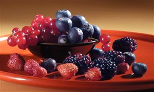 Plato con frutas silvestres: arandanos, grosella, moras y fresitas.