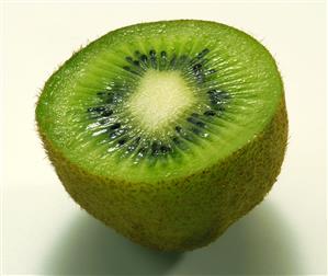 Kiwi partido por la mitad.