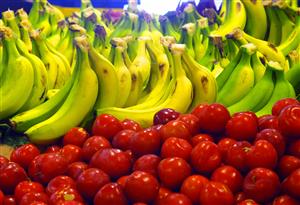 Platanos y ciruelas.                               