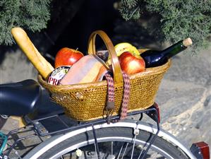 Cesta de picnic en la parte trasera de una bicicleta.                                