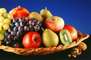 Cesta de frutas: peras, manzanas, uva, kiwi y nueces.