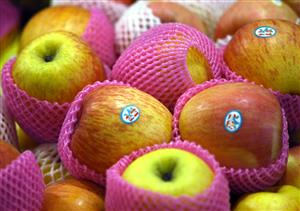 Manzanas tipo Fuji en una fruteria.                                 