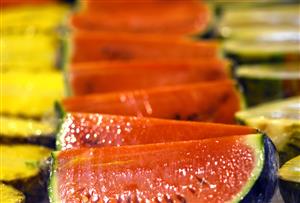 Trozos de sandia, piña y melon en una fruteria.                                