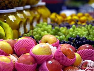 Manzanas tipo Fuji y uva moscatel en una fruteria.                                