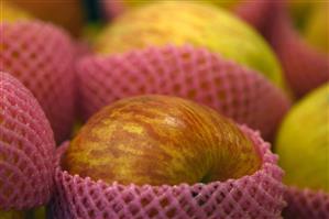 Manzanas tipo Fuji en una fruteria.                                 