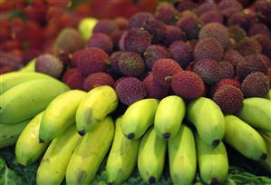 Platanos baby y lichies en una fruteria.                                