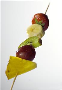 Brocheta de frutas. Piña, uva, kiwi, platano y freson.                               