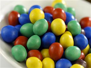 Bolitas de colores, con chocolate y avellana en el interior.                                