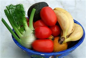 Fuente de ceramica con fruta y hortalizas.