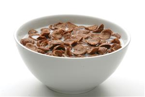 Bol con leche y cereales con chocolate ( desayuno energetico)