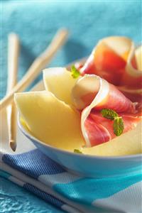 Melon con jamon. Melon with proscciutto and grissini. Receta disponible.