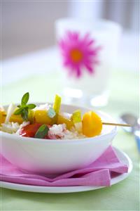 Brocheta de frutas con arroz. Fruit skewers on rice for children. Receta disponible.