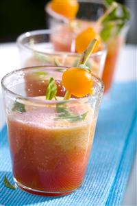 Sopa fria de melon. Cold melon soup in three glasses. Receta disponible.