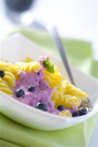 Pasta con arandanos y salsa de yogur. Pasta with blueberry yoghurt sauce for children. Receta disponible.