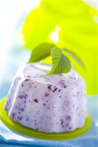 Pudin de yogur, jalea y aandanos. Blueberry yoghurt jelly. Receta disponible.