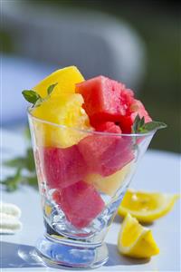 Sandia amarilla y roja cortada en dados. Cubes of watermellon