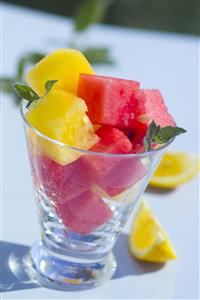 Sandia amarilla y roja cortada en dados. Cubes of watermellon