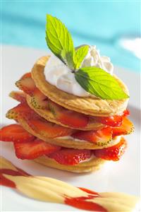 Mil hojas con fresones. Mille-feuille - puff pastry with strawberries. Receta disponible.