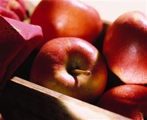 Manzanas en una caja. Primer plano.