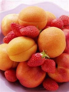 Fresh apricots, nectarines and strawberries on plate