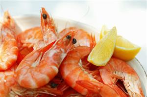 Shrimps with lemon wedges