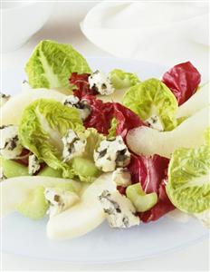 Salad leaves with celery, pears and blue cheese