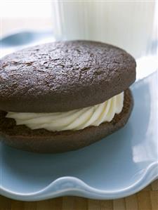 Whoopie pie (filled, round chocolate cakes, USA)